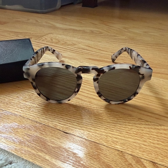 Quince Accessories - Quince sunglasses and case